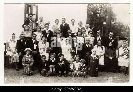 TSCHECHOSLOWAKISCHE REPUBLIK, CA. 1920: Ein klassisches Foto zeigt Menschen im Hinterhof - während des Hochzeitsfestes auf dem Land, ca. 1920. Stockfoto