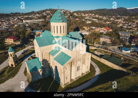 Blick aus der Vogelperspektive auf die Dormitionsdom, den Tempel der georgianisch-orthodoxen Kirche in Kutaisi, Georgia Stockfoto
