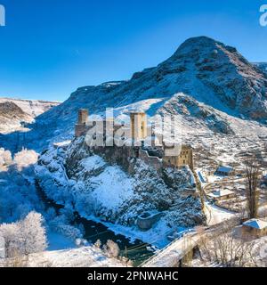 Atemberaubender Winterblick auf die Festung Khertvisi in Georgia Stockfoto