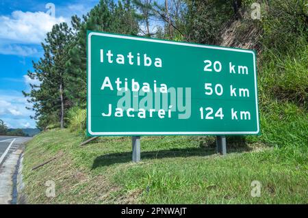 Itatiba-sp,brasil-April 19,2023 Platte zur Angabe der Stadt Itatiba sp,Atibaia sp. Und Jacareí sp. Stockfoto