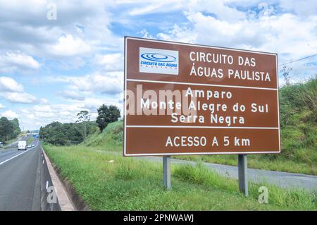 Itatiba-sp,brasilien-April 19,2023 Übersetzung: Kreislauf des Wassers von São Paulo' Schild mit Angabe der Städte Amparo Sp., Monte alegre do sul sp. Und s. Stockfoto