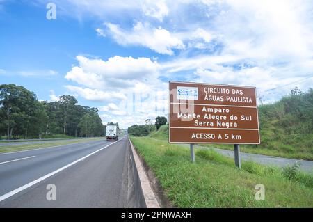 Itatiba-sp,brasilien-April 19,2023 Übersetzung: Kreislauf des Wassers von São Paulo' Schild mit Angabe der Städte Amparo Sp., Monte alegre do sul sp. Und s. Stockfoto