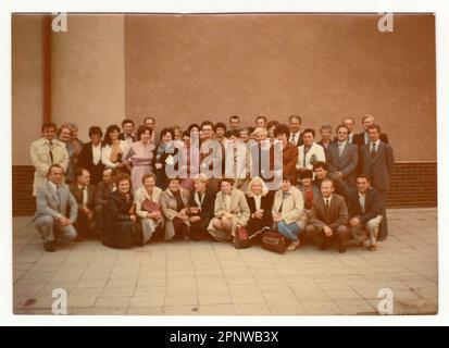 TSCHECHOSLOWAKISCHE SOZIALISTISCHE REPUBLIK - OKTOBER 1985: Jahrgangsfotos zeigen eine Gruppe von Menschen - ehemalige Klassenkameraden und ihr Treffen nach Jahren. Stockfoto