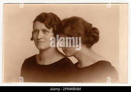 PRAG, TSCHECHOSLOWAKISCHE REPUBLIK - CA. 1940er: Jahrgang-Porträt der Frauen. Ein traumhaftes und geheimnisvolles Thema. Stockfoto