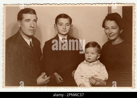 Prag, der TSCHECHOSLOWAKISCHEN SOZIALISTISCHEN REPUBLIK - circa 1950s: Vintage Foto zeigt "Family Portrait". Stockfoto