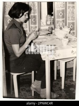 Udssr - circa 1970 s: Vintage Foto zeigt Frau sittting am Tisch. Stockfoto
