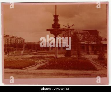 Das Vintage-Foto zeigt ein kommunistisches Denkmal und ein Mosaik auf dem Hintergrund Stockfoto