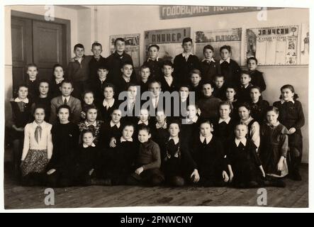 Ein Vintage-Foto zeigt Schüler - Schulkameraden und Lehrkräfte. Stockfoto