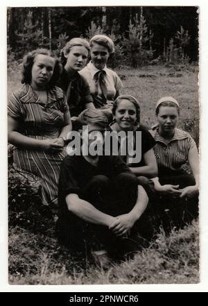 UdSSR - CA. 1980er: Vintage Portrait zeigt Menschen im Freien. Schwarzweißfoto. Stockfoto