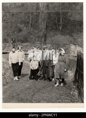 TSCHECHOSLOWAKISCHE SOZIALISTISCHE REPUBLIK - CA. 1960er: Alte Fotos zeigen Menschen im Freien. Stockfoto