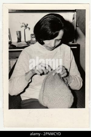 UdSSR - CIRCA 1970er: Vintage-Foto zeigt, dass eine Frau eine Mütze strickt. Stockfoto