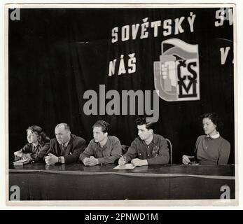 TSCHECHOSLOWAKISCHE SOZIALISTISCHE REPUBLIK - CA. 1960er: Alte Fotografien zeigen kommunistische Begegnungen junger Menschen. Stockfoto