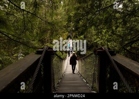 Besucher werden auf der Lynn Canyon Hängebrücke nördlich von Vancouver, British Columbia, Kanada, gesehen. Die Brücke, die 50 Meter (160 ft. Stockfoto