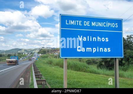 Itatiba-sp,brasilien-April 19,2023 Übersetzung: Grenze der Plakette der Gemeinden, die die Grenze zwischen den Städten Campinas sp. Und valinhos sp. Angibt Stockfoto