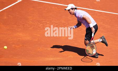 Yoshihito Nishioka während des Barcelona Open Banc Sabadell , Conde de Godo Trophy Match, Tag 4. Tennis ATP 500, Real Club de Tenis Barcelona, Barcelona, Spanien - 20. April 2023. (Foto: Bagu Blanco / PRESSIN) Stockfoto