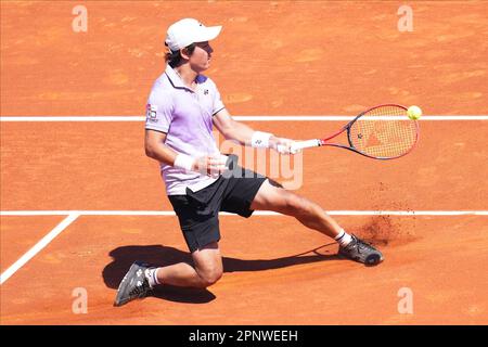 Yoshihito Nishioka während des Barcelona Open Banc Sabadell , Conde de Godo Trophy Match, Tag 4. Tennis ATP 500, Real Club de Tenis Barcelona, Barcelona, Spanien - 20. April 2023. (Foto: Bagu Blanco / PRESSIN) Stockfoto