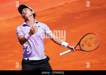 Yoshihito Nishioka während des Barcelona Open Banc Sabadell , Conde de Godo Trophy Match, Tag 4. Tennis ATP 500, Real Club de Tenis Barcelona, Barcelona, Spanien - 20. April 2023. (Foto: Bagu Blanco / PRESSIN) Stockfoto