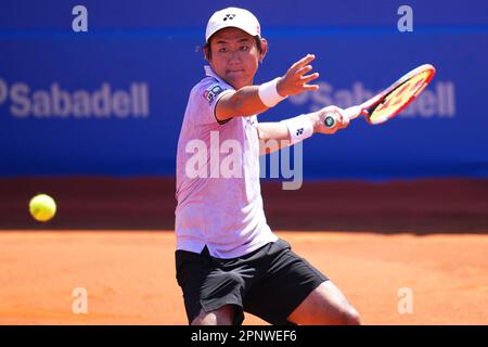 Yoshihito Nishioka während des Barcelona Open Banc Sabadell , Conde de Godo Trophy Match, Tag 4. Tennis ATP 500, Real Club de Tenis Barcelona, Barcelona, Spanien - 20. April 2023. (Foto: Bagu Blanco / PRESSIN) Stockfoto