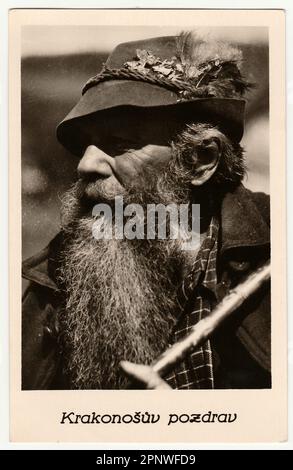 TSCHECHOSLOWAKISCHE SOZIALISTISCHE REPUBLIK - CA. 1960er: Alte Postkarten zeigen Krakonos - den mythischen Geist des Krkonose-Gebirges in der Tschechischen Republik. Stockfoto