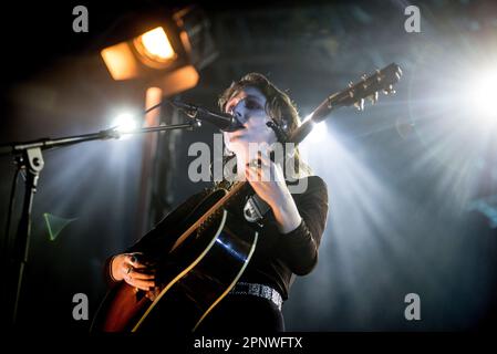 20. April 2023, Mailand, Mailand, Italien: Birdy tritt im Fabrique in Mailand auf. (Kreditbild: © Pamela Rovaris/Pacific Press via ZUMA Press Wire) NUR REDAKTIONELLE VERWENDUNG! Nicht für den kommerziellen GEBRAUCH! Stockfoto