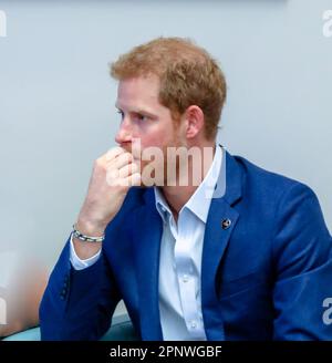 Prinz Harry, Sohn von König Charles III. Und Diana Spencer und Ehemann von Meghan Markle, nimmt eine nachdenkliche Pose ein. Kredit: Colin N. Perkel Stockfoto