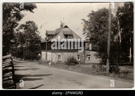 TSCHECHOSLOWAKISCHE SOZIALISTISCHE REPUBLIK - CA. 1960er: Ein altes Foto zeigt ein Berghaus. Ein antikes Schwarzweißfoto. Stockfoto
