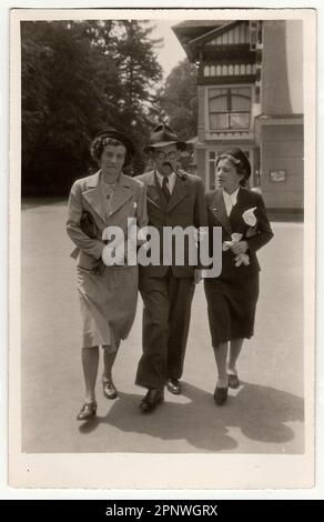 Das Retro-Foto zeigt Männer und zwei Frauen Stockfoto