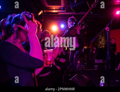 London, Vereinigtes Königreich, 20. April 2023. Trampolene-Schlagzeile der legendäre 100 Club in der London Oxford Street, angefeuert von einer bewundernswerten Menge. Kredit: Cristina Massei/Alamy Live News Stockfoto