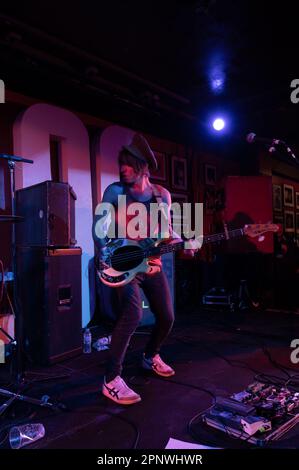 London, Vereinigtes Königreich, 20. April 2023. Trampolene-Schlagzeile der legendäre 100 Club in der London Oxford Street, angefeuert von einer bewundernswerten Menge. Kredit: Cristina Massei/Alamy Live News Stockfoto