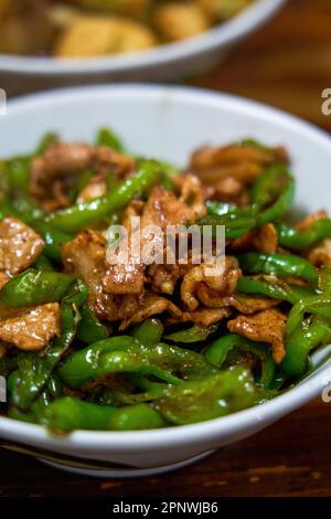 Eine würzige und köstliche Hunan-Küche, gebratenes Schweinefleisch mit Chili Stockfoto