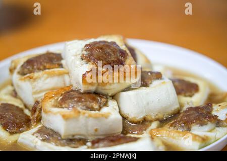 Eine köstliche chinesische Hausmannskost, gebratenes Tofu-gefülltes Fleisch Stockfoto