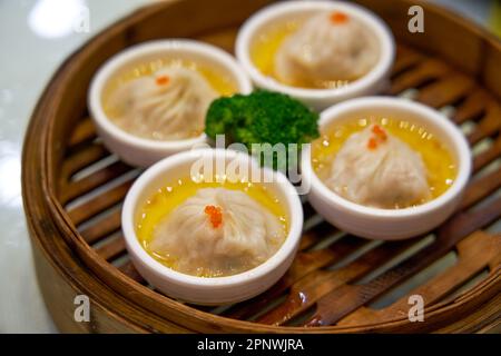 Ein innovativer und köstlicher kantonesischer Morgentee-Snack, gefüllt mit Suppe und Garnelenknödeln Stockfoto