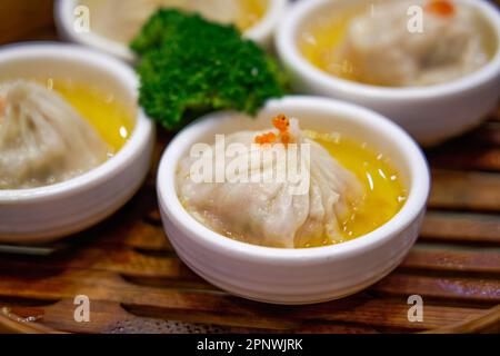 Ein innovativer und köstlicher kantonesischer Morgentee-Snack, gefüllt mit Suppe und Garnelenknödeln Stockfoto