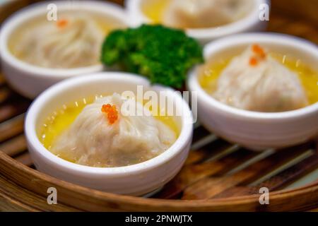 Ein innovativer und köstlicher kantonesischer Morgentee-Snack, gefüllt mit Suppe und Garnelenknödeln Stockfoto