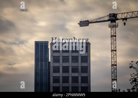 Bild des Harenberg-Zeichens auf dem Büroturm in Dortmund. Das Harenberg City-Center in Dortmund , das im April 1994 eröffnet wurde, ist eines davon Stockfoto