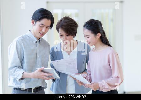 Beratung von Geschäftsmann und Geschäftsfrau Stockfoto