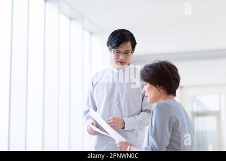 Beratung von Geschäftsleuten und Geschäftsfrauen Stockfoto