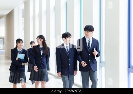 Die Schüler der Highschool gehen auf dem Flur Stockfoto