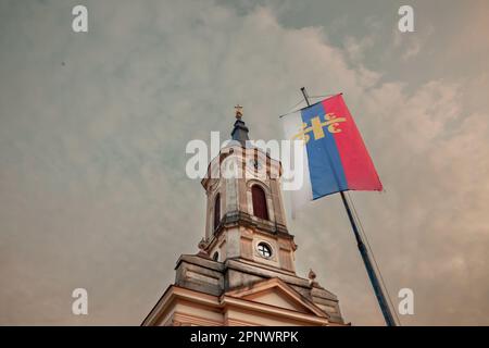 Bild der berühmten serbischen orthodoxen Kirche Banatsko Novo Selo in Serbien, aufgenommen während eines bewölkten Nachmittags. Banatsko Novo Selo ist ein Dorfort Stockfoto