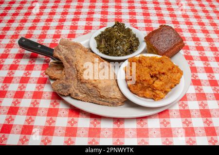 Köstliches amerikanisches und internationales Gericht, bekannt als gebratenes Schweinekotelett Stockfoto