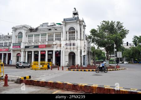 Delhi, Indien, März 31 2023 - berühmter Geschäftsbezirk Connaught Place, bekannt als CP Delhi, im Zentrum von Neu-Delhi, Indien mit Büros, Banken und Geschäften Stockfoto