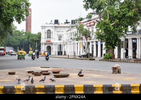 Delhi, Indien, März 31 2023 - berühmter Geschäftsbezirk Connaught Place, bekannt als CP Delhi, im Zentrum von Neu-Delhi, Indien mit Büros, Banken und Geschäften Stockfoto