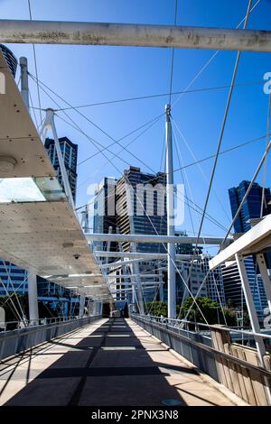 Die Kurilpa-Brücke ist eine 470 Meter lange Fußgänger- und Fahrradbrücke über den Brisbane River, die im Oktober 2009 eröffnet wurde. Es ist die größte Hybridform der Welt Stockfoto