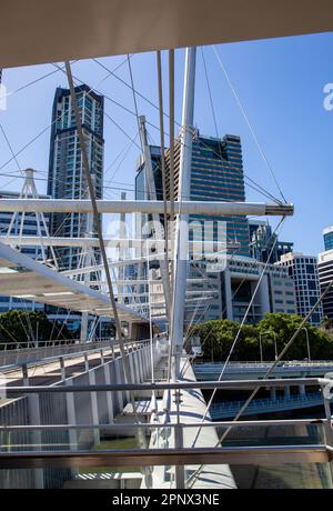 Die Kurilpa-Brücke ist eine 470 Meter lange Fußgänger- und Fahrradbrücke über den Brisbane River, die im Oktober 2009 eröffnet wurde. Es ist die größte Hybridform der Welt Stockfoto