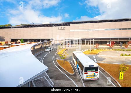 Kumamoto, Japan - Nov. 24 2022: Der Bahnhof Kumamoto ist der Hauptbahnhof der Stadt Kumamoto. Er befindet sich in Nishi-ku, Kumamoto und wird von K betrieben Stockfoto