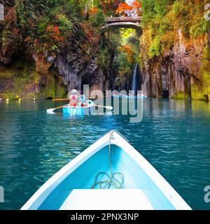 Miyazaki, Japan - Nov. 24 2022: Die Takachiho-Schlucht ist ein schmaler Abgrund, der durch den Felsen am Gokase River geschnitten wird. Zahlreiche Aktivitäten für Touristen wie rowi Stockfoto