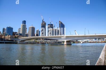 Die Victoria Bridge ist eine Brücke für Busse, Fußgänger und Radfahrer über den Brisbane River, die im April 1969 eröffnet wurde. Stockfoto