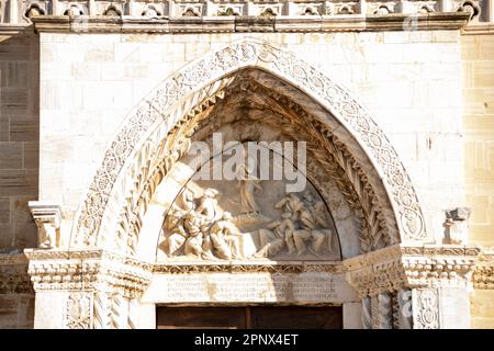 Basrelief über dem Eingang von St. Maria Assunta, der Kathedrale von Orbetello, Toskana, Italien Stockfoto