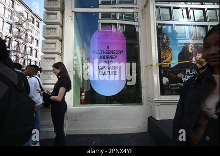 New York, USA. 20. April 2023. Anlässlich der Eröffnung des House of Cannabis, New York, New York, New York, am 20. April 2023 warten die „4/20“-Leute in der Schlange. Am 20. Oder 4/20. April wird jedes Jahr die Marihuana-Kultur gefeiert. (Foto: Anthony Behar/Sipa USA) Guthaben: SIPA USA/Alamy Live News Stockfoto