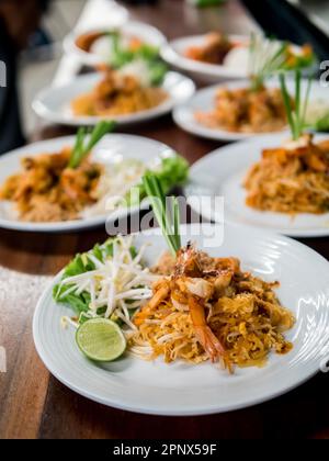 Thai Gebratene Nudeln "Pad Thai" mit Garnelen und Gemüse Stockfoto